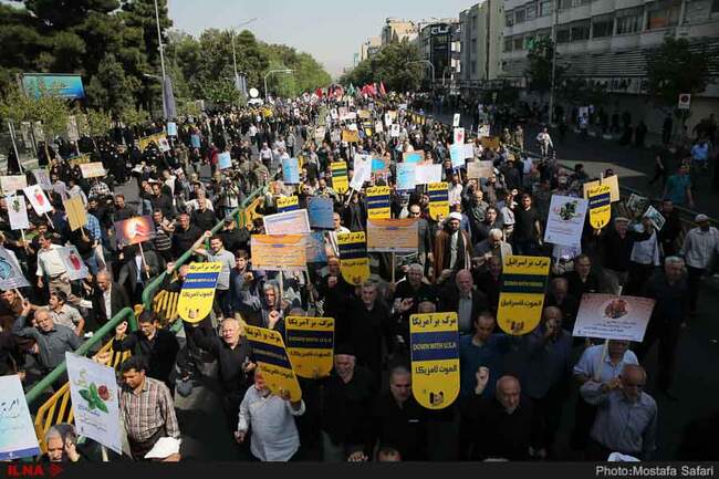راهپیمایی نمازگزاران در اعتراض به سخنان رئیس جمهور آمریکا
