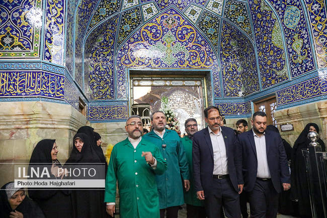 گل‌آرایی ضریح حضرت معصومه(س) 