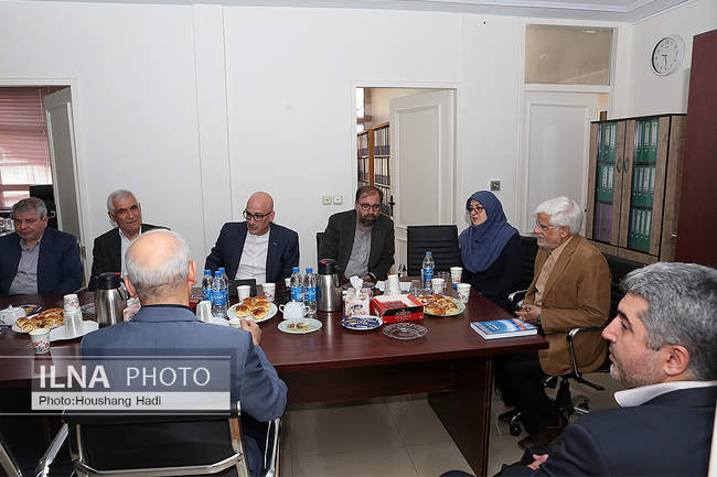 دیدار نوروزی برخی از چهره های سیاسی و دانشگاهی با محمدرضا عارف 