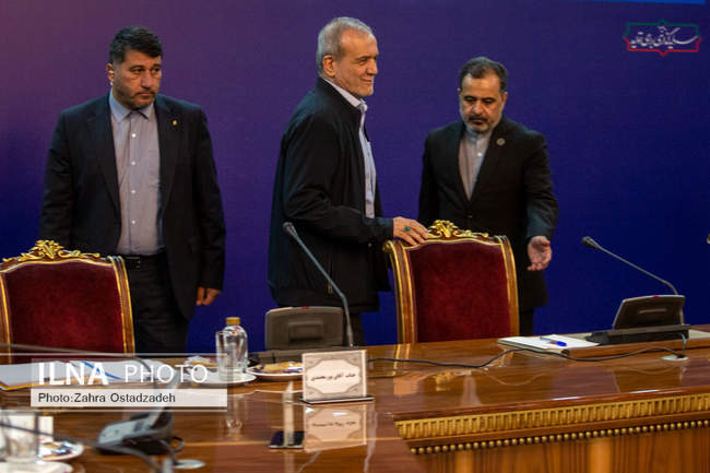 نشست صمیمی رئیس جمهور با جمعی از فرهیختگان علمی و اقتصادی