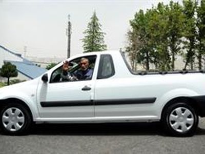  اهدای یک دستگاه وانت تندر ایران خودرو به «میرزا آقا» 