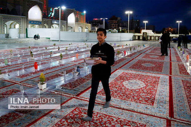 پذیرایی افطار از زائران در ورودی حرم امام رضا(ع)