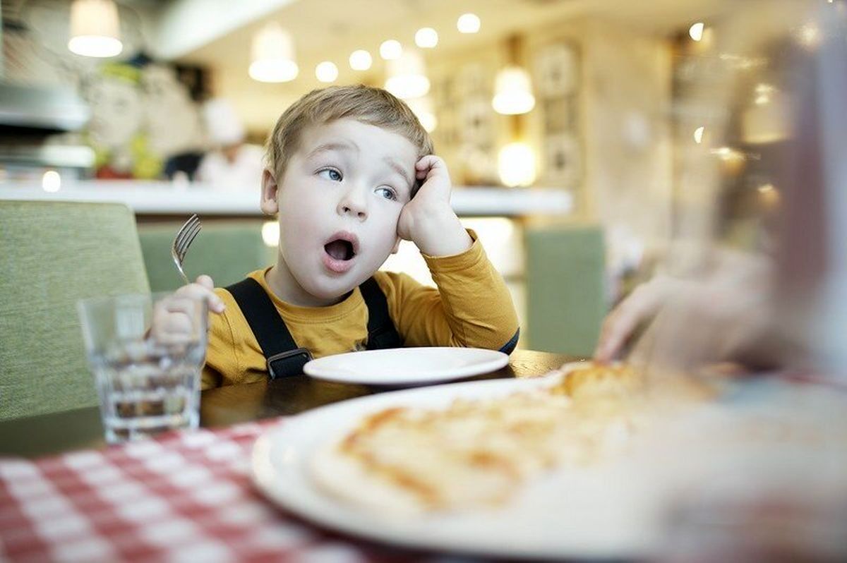 چرا پس از غذا خوردن احساس خواب‌آلودگی می‌کنیم؟ 
