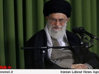 شمع‌گردانی بانوان پشت در مساجد، وهن مذهب است