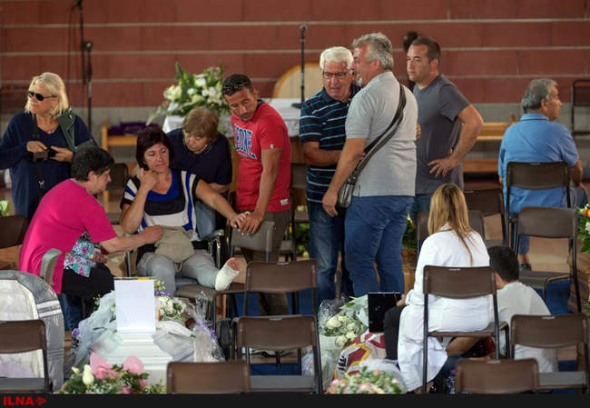 عزاداری خانواده اندوهگین برای از دست دادن عزیزان خود در منطقه زلزله 