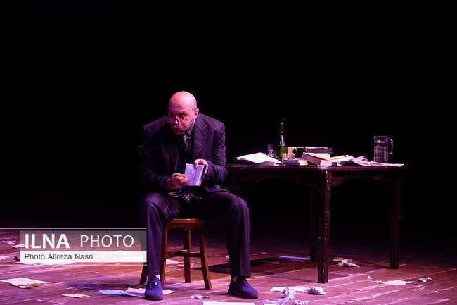 نمایش «موش‌ها و آدم‌ها» در تئاتر شهر قزوین 