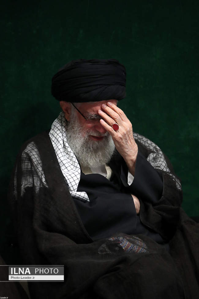 مراسم عزاداری حضرت اباعبدالله الحسین (ع) در شب عاشورا  با حضور رهبر مع