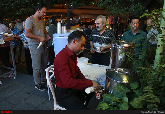 سفره های افطاری در خیابانهای تهران