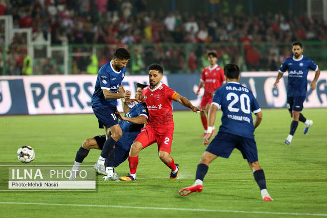 دیدار تیم های فوتبال پرسپوایس تهران و گل گهر سیرجان