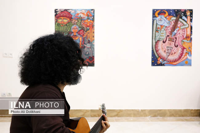 نمایشگاه «صلح» در فین؛ پوسترهای آذرخش فراهانی روی دیوار فرهنگ