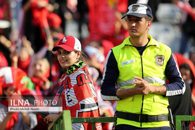 تصاویری از اولین حضور بانوان پرپسولیسی در لیگ برتر فوتبال در ورزشگاه