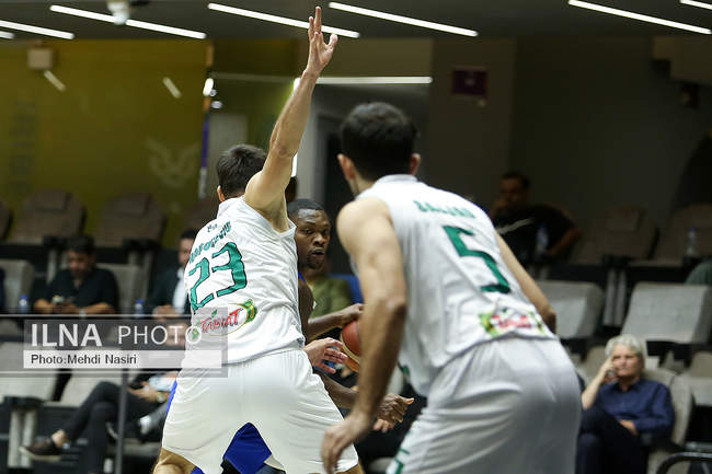 دیدار تیم های بسکتبال طبیعت اسلامشهر و پالایش نفت آبادان