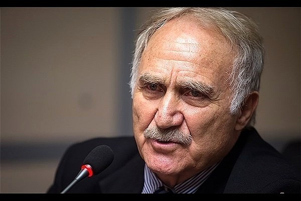 دولت سرمایهای مانند استقلال و پرسپولیس را از دست نمیدهد / این دو باشگاه غیر از تیم فوتبال چیز دیگری ندارند/ کیروش باید ایران را قهرمان آسیا کند