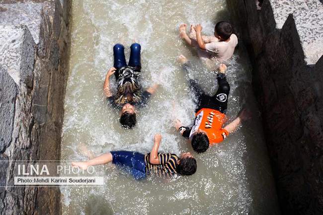 شادی بچه ها و خانواده ها از باز شدن زاینده رود 