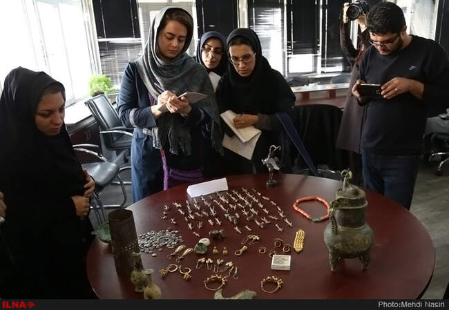 اشیاء تاریخی ارزشمند کشف شده از قاچاقچیان در تهران