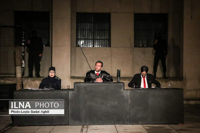 دموکراسی سفارشی 