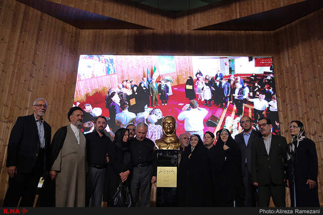 مراسم رونمایی از تندیس و تمبر مریم میرزاخانی
