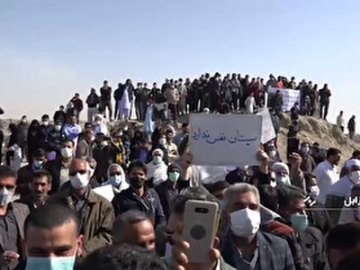 مطالبه مردم سیستان در دل تالاب «هامون» برای پیگیری حقابه