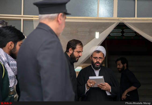 اهداء پرچم حرم امام رضا (ع) به موکب های مستقر در مهران