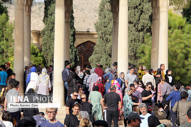 مهمانان نوروزی درآرامگاه حافظ