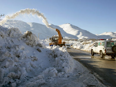 نجات جان دو خانواده دارای نوزاد شیرخوار گرفتار در برف در خوزستان