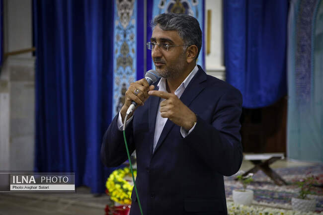 قرائت قرآن و افطاری کارکنان شهرداری بندرعباس در جوار شهدا 