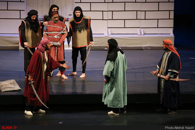 نمایش«مردی در آینه»