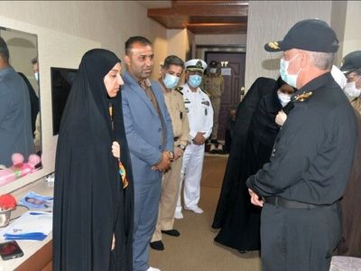 دریادار خانزادی با خانواده شهدای حادثه ناو کنارک دیدار کرد