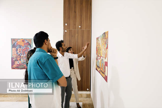 نمایشگاه «صلح» در فین؛ پوسترهای آذرخش فراهانی روی دیوار فرهنگ