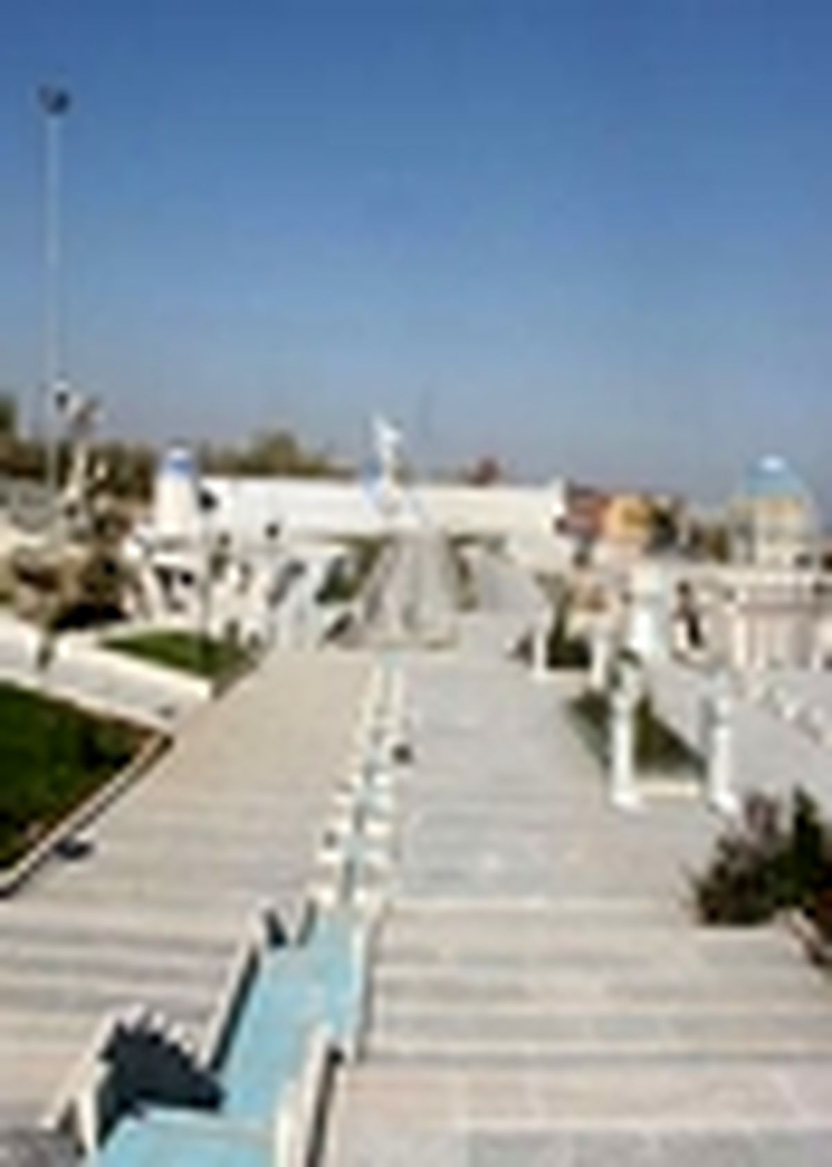 بازدید جمعی از مدیران از باغ موزه دفاع مقدس همدان