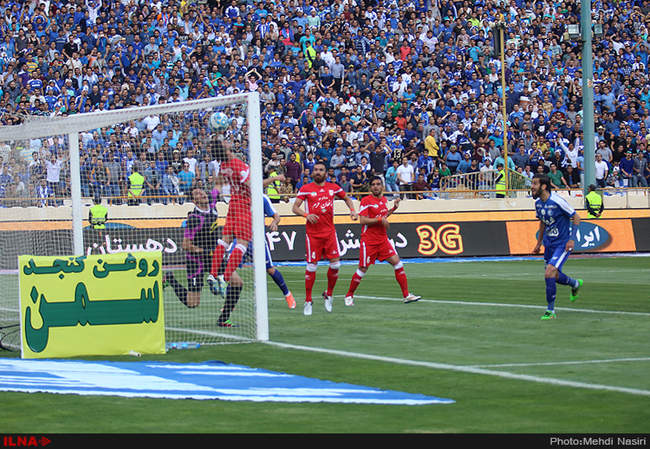 دیدار دو تیم استقلال تهران و تراکتور سازی تبریز