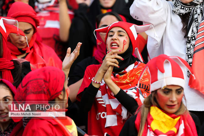 تصاویری از اولین حضور بانوان پرپسولیسی در لیگ برتر فوتبال در ورزشگاه