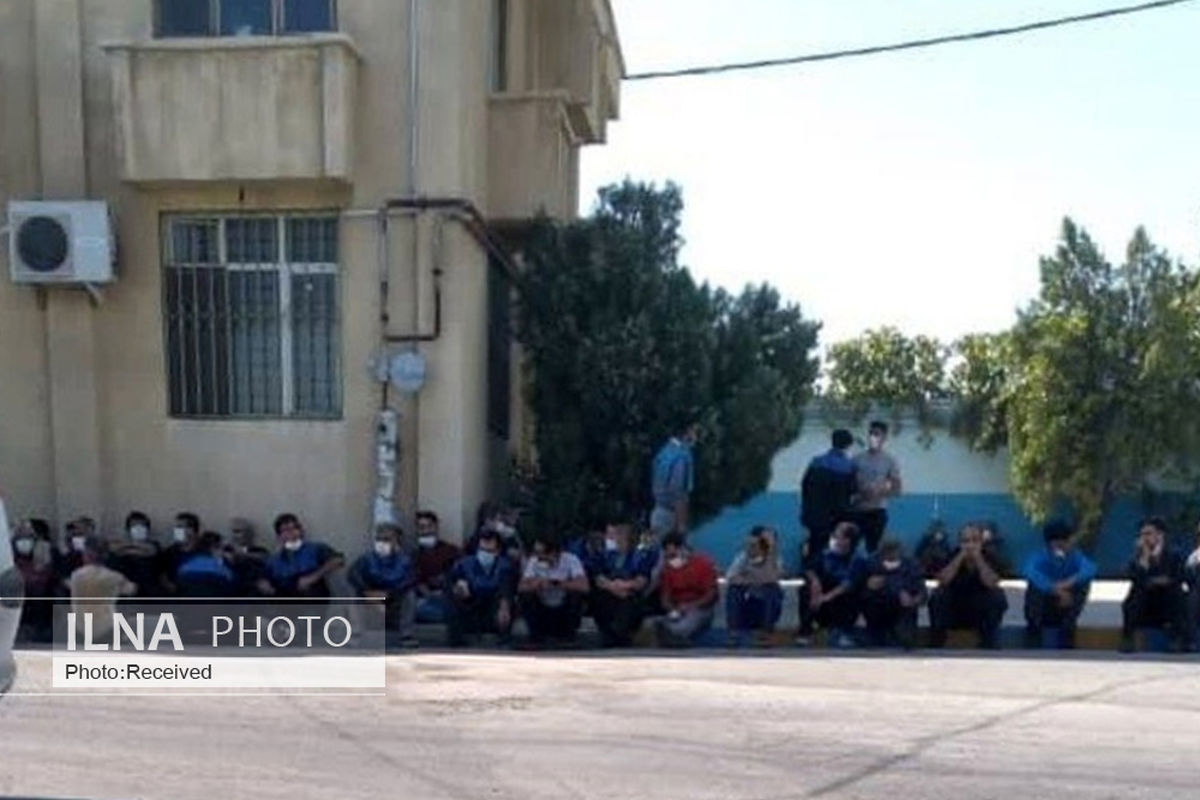 تجمع اعتراض آمیز کارگران آذرکام ارومیه مقابل ساختمان کارخانه 