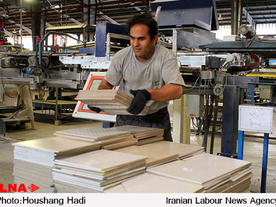 بازگشت کارخانه تولید کاشی به چرخه تولید/ ۲۰۰ کارگر مشغول کار شدند