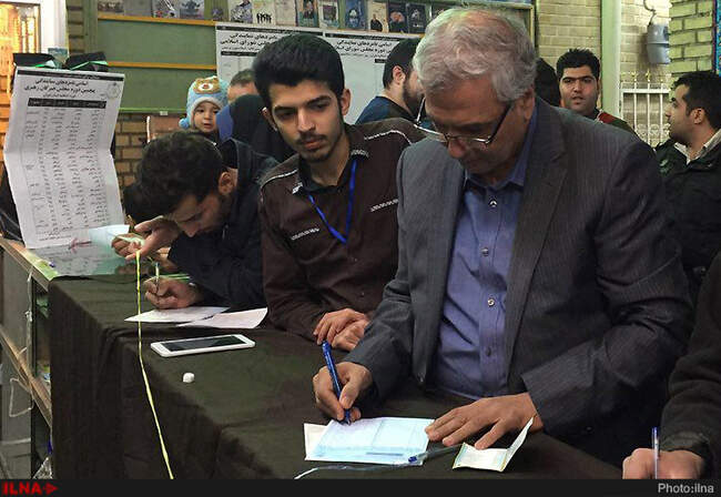 علی ربیعی در جنوب تهران رای خود را به صندوق انداخت