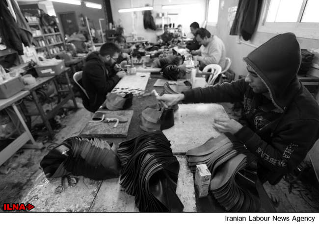 کارگاه تولید کفش در الخلیل کرانه باختری