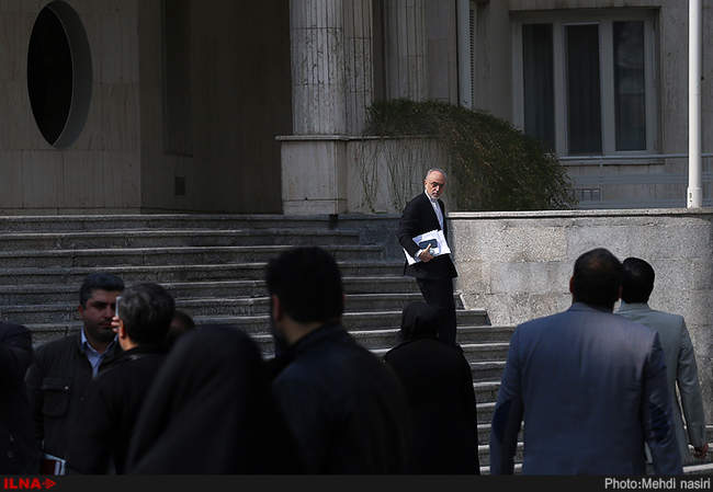 اعضای هیات دولت در حیاط پاستور