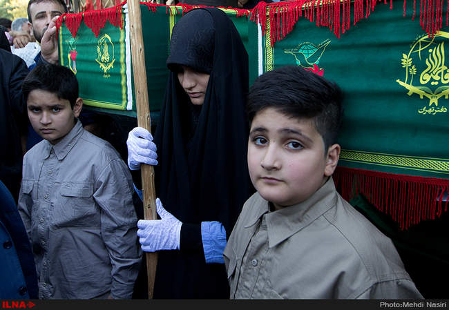 تشییع پیکردوتن از شهدای مدافع حرم در بازار تهران