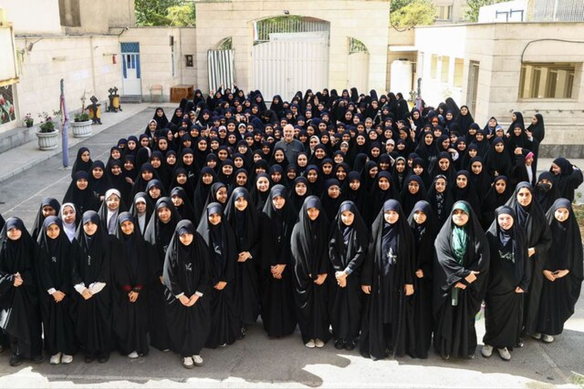 حضور رئیس‌ مجلس در مدرسه دخترانه فاطمیون تهران