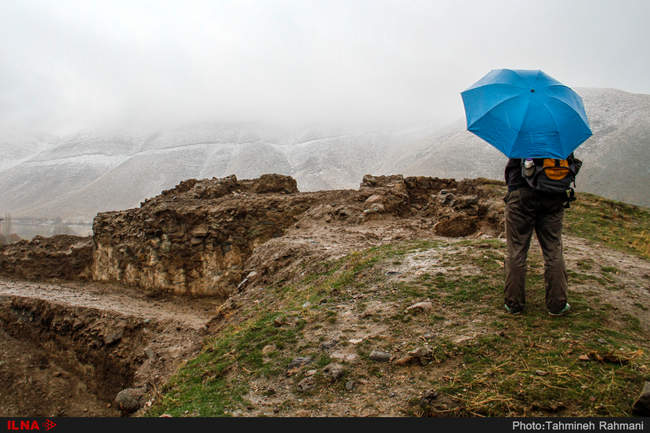 بازدید خبرنگاران از کاوش باستان شناسی در تپه باستانی سرقلعه لواسان 