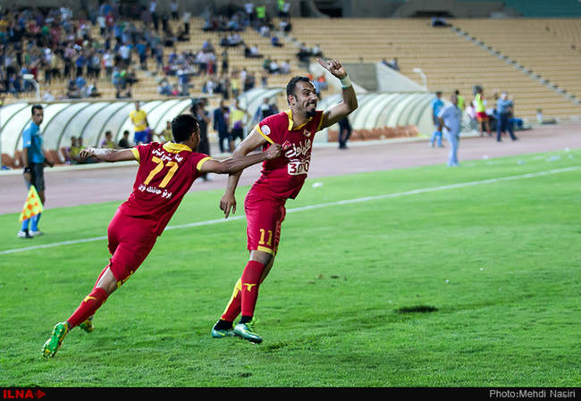 مسابقه فوتبال بین دوتیم نفت تهران و صنعت نفت آبادان