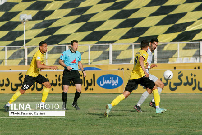 دیدارتیم های فجرشهیدسپاسی شیراز وشهرخودرو مشهد