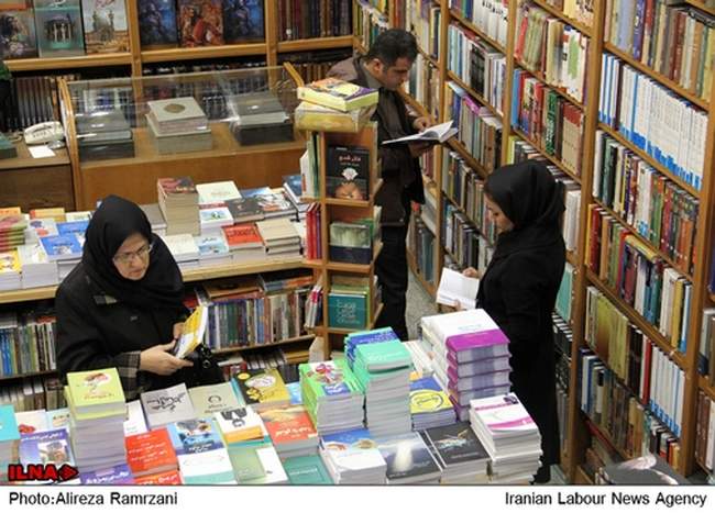 حضور اهالی فرهنگ و کتاب در کتابفروشی‌ها