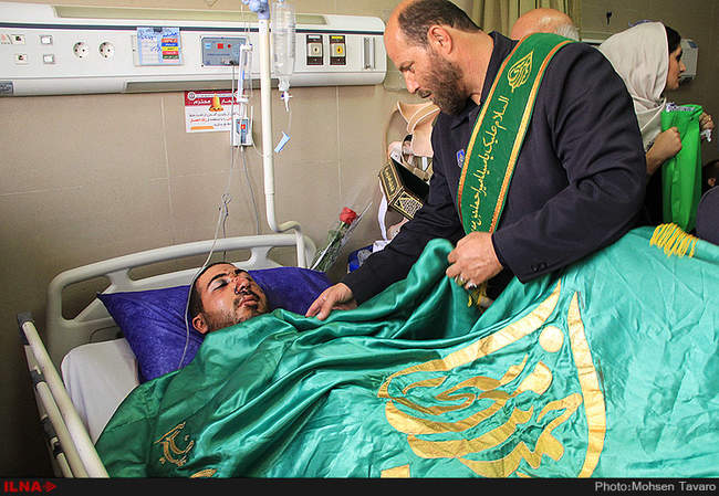 عیادت خادمین حرم مطهر حضرت شاهچراغ (ع) از سربازان مصدوم سانحه رانندگی