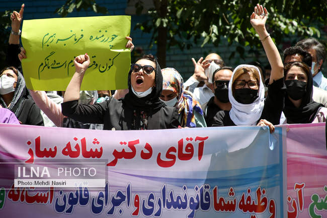 تجمع اعتراضی کلینیک‌ها و انجمن‌های ترک اعتیاد در مقابل سازمان و غذا