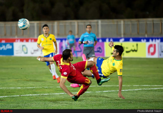 مسابقه فوتبال بین دوتیم نفت تهران و صنعت نفت آبادان