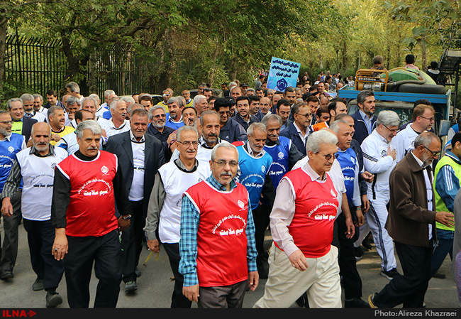 پیاده روی بازنشستگان سازمان تامین اجتماعی به همراه وزیر کار و امور ا�
