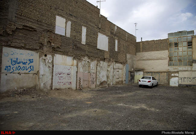 وضعیت نابسامان خانه های کلنگی شهرداری در خیابان فاطمی (دورشهر) قم
