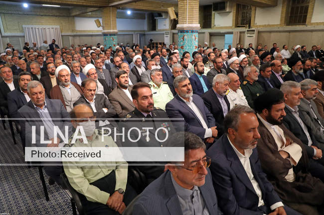 دیدار جمعی از مردم، مسئولان و مهمانان کنفرانس وحدت اسلامی با مقام مع�