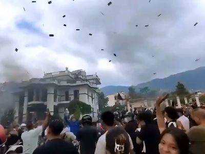 معترضان خانه معاون نخست‌ وزیر و وزیر دارایی نپال را به آتش کشیدند؛ همزمان اسکناس‌ها در هوا پراکنده شد + فیلم